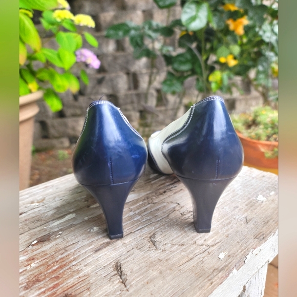 Ferragamo navy and white heels 7.5 - Picture 4 of 11